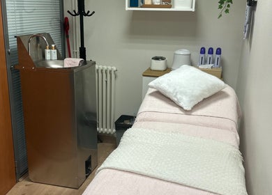 Salle de soin tranquille chez SKIN BY M à Nancy, Grand Est, FR, offrant un cadre apaisant et professionnel.