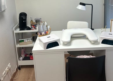 Coin manucure chez SKIN BY M à Nancy, Grand Est, FR, offrant service professionnel avec équipements modernes.