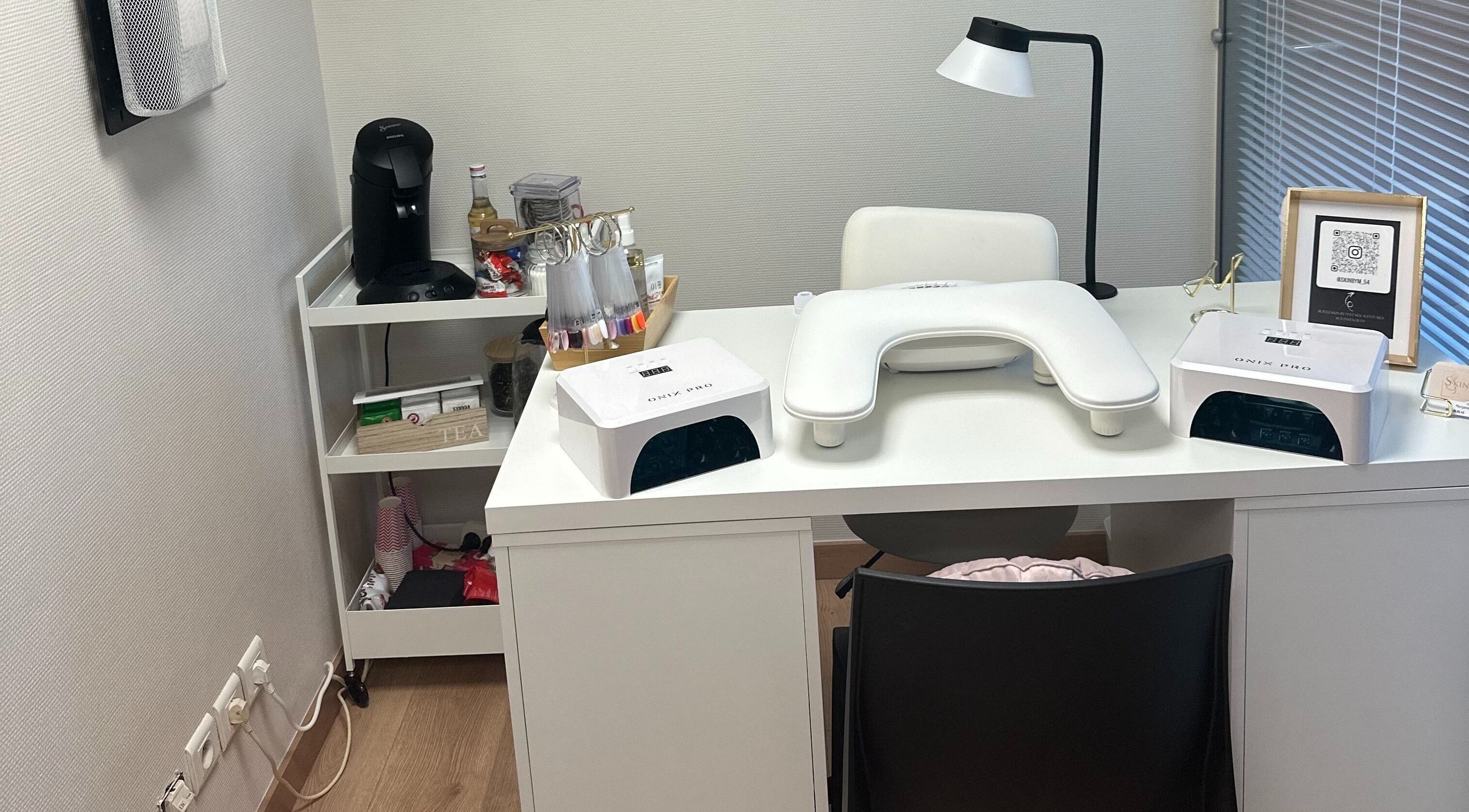 Coin manucure chez SKIN BY M à Nancy, Grand Est, FR, offrant service professionnel avec équipements modernes.