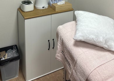 Cabine de soin élégante chez SKIN BY M à Nancy, Grand Est, FR. Mobilier moderne et table de massage.