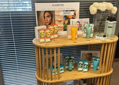 Produits de beauté affichés à SKIN BY M, Nancy, Grand Est, FR. Éclat et soin pour la peau.