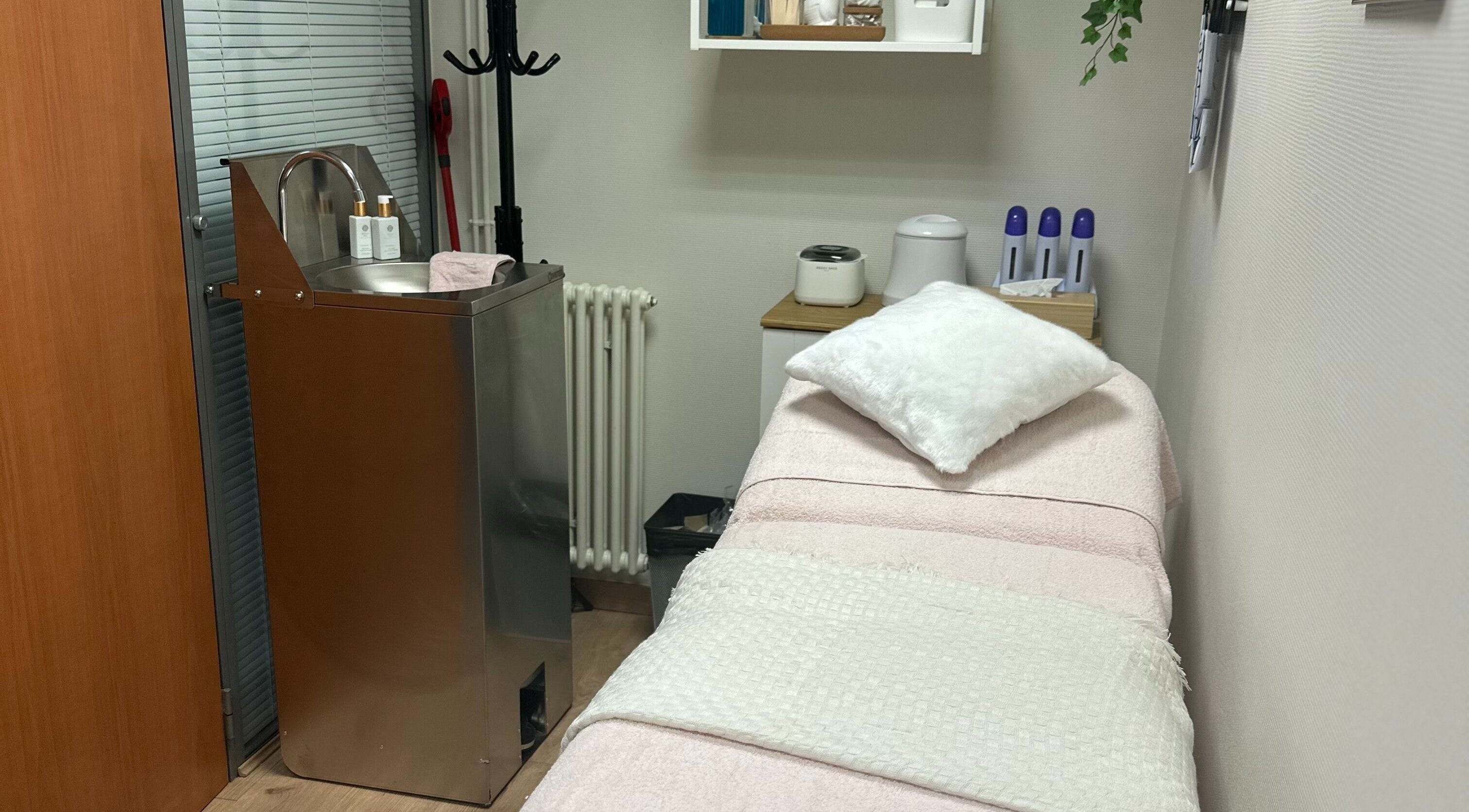 Salle de soin chez SKIN BY M à Nancy, Grand Est, FR, avec lit de traitement et évier moderne.