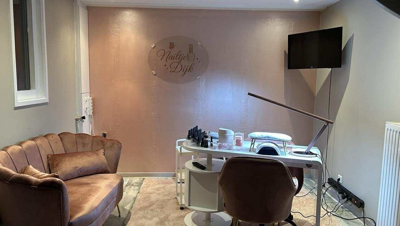 Stijlvolle nagelstudio Nailtje Dijk in Westdorpe, Zeeland met comfortabele bank en werkruimte.