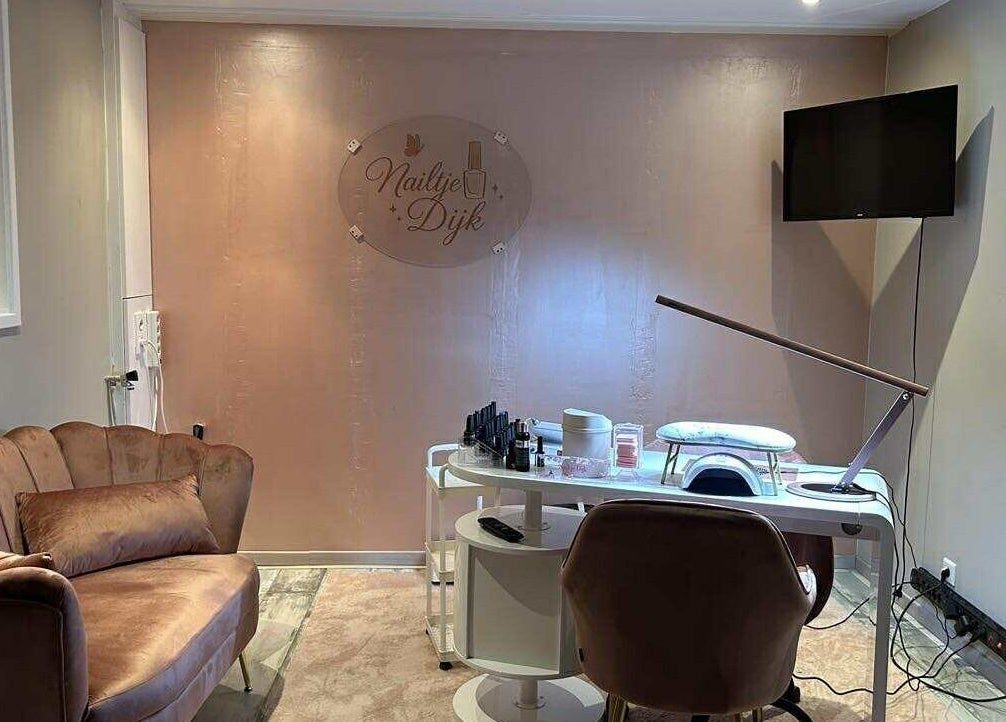 Stijlvolle nagelstudio Nailtje Dijk in Westdorpe, Zeeland met comfortabele bank en werkruimte.
