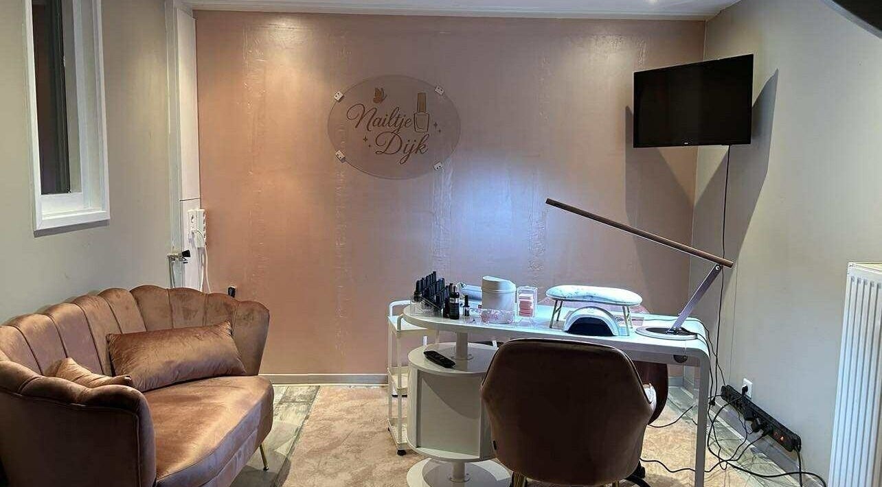 Stijlvolle nagelstudio Nailtje Dijk in Westdorpe, Zeeland met comfortabele bank en werkruimte.