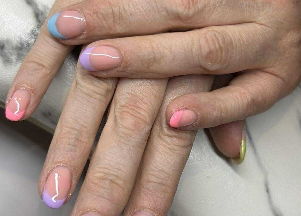Pastelgekleurde manicure bij Nailtje Dijk in Westdorpe, Zeeland, NL. Perfect voor trendy nagelverzorging.