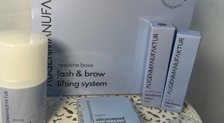 Wimpern- und Augenbrauenprodukte bei Grund-Farbe Beauty, Hilchenbach, Nordrhein-westfalen, DE.