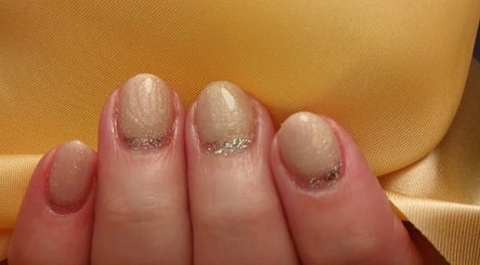 Elegante glinsterende nagels bij Nagelstudio Gerdien, Joure, Friesland, NL.