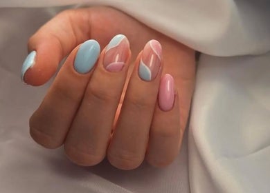 Nagelstudio Gerdien toont stijlvolle pastel nagels in Joure, Friesland, NL.