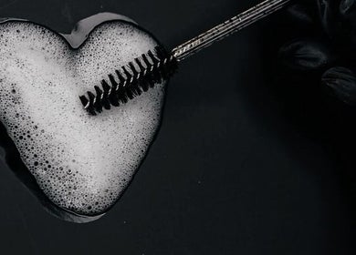 Пенящееся сердце и кисточка для бровей в салоне Наталия Максимова, Калгари, Альберта, CA.