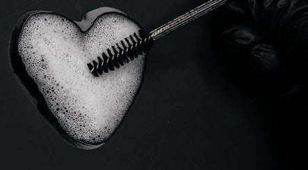 Пенящееся сердце и кисточка для бровей в салоне Наталия Максимова, Калгари, Альберта, CA.