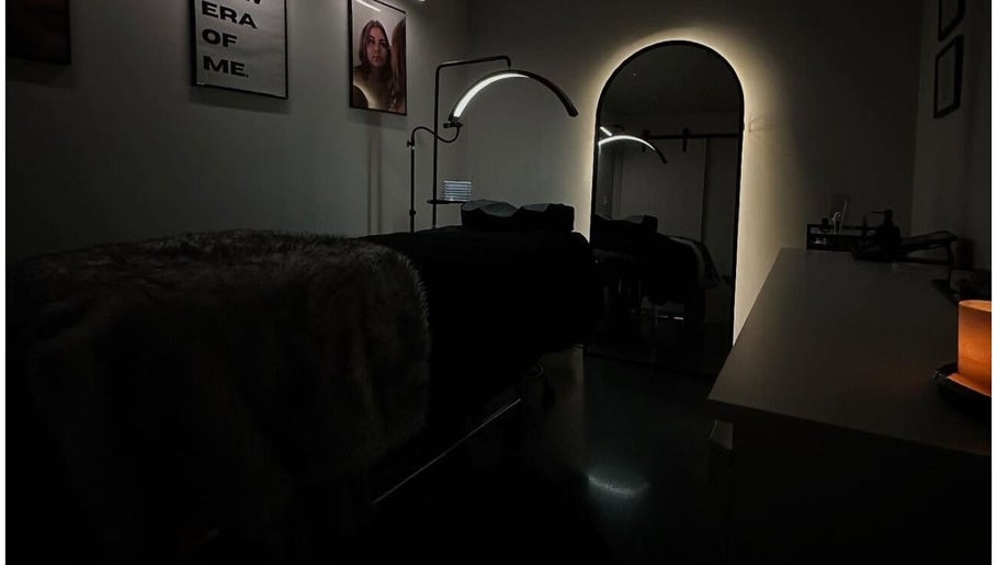 Уютный массажный кабинет в Kora beauty studio, Калгари, Альберта, CA, с мягким освещением и современным декором.