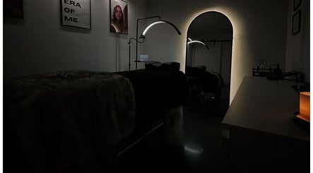 Уютный массажный кабинет в Kora beauty studio, Калгари, Альберта, CA, с мягким освещением и современным декором.
