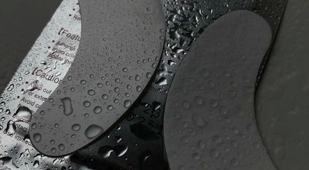 Влажные патчи для глаз в Kora beauty studio, Calgary, Alberta, CA, с каплями воды.