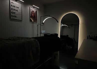 Интерьер Kora beauty studio в Калгари, Альберта, Канада с мягким освещением и элегантным дизайном.