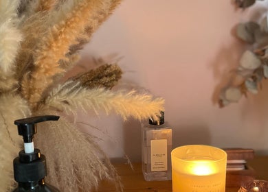 Warm ambiance at Flow.S.Beauty Studio in Ash Vale, England, GB with candles and dried florals.