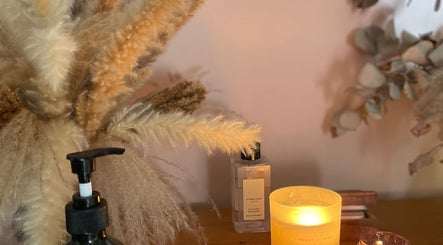 Warm ambiance at Flow.S.Beauty Studio in Ash Vale, England, GB with candles and dried florals.