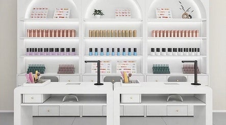 Góc sơn móng tại PrettyNails, Zwolle, Overijssel, NL với thiết kế sang trọng và nhiều màu sắc hấp dẫn.