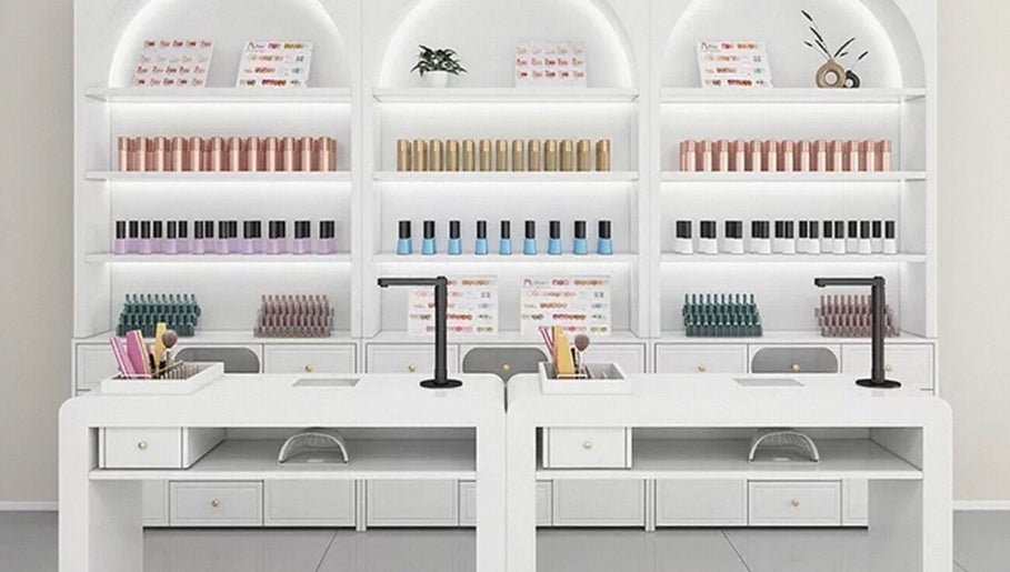 Moderne nagelstudio inrichting bij PrettyNails, Zwolle, Overijssel, NL. Stijlvolle werktafels en glanzende producten.
