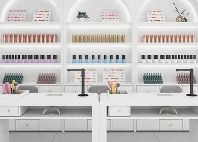 Moderne nagelstudio inrichting bij PrettyNails, Zwolle, Overijssel, NL. Stijlvolle werktafels en glanzende producten.