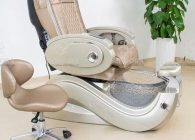 Luxe pedicurestoel bij PrettyNails, Zwolle, Overijssel, NL, voor ultieme comfort tijdens voetbehandelingen.