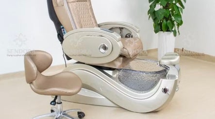 Luxe pedicurestoel bij PrettyNails, Zwolle, Overijssel, NL, voor ultieme comfort tijdens voetbehandelingen.