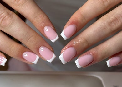 Elegante French manicure bij PrettyNails, Zwolle, Overijssel, NL. Roze en witte nagels.