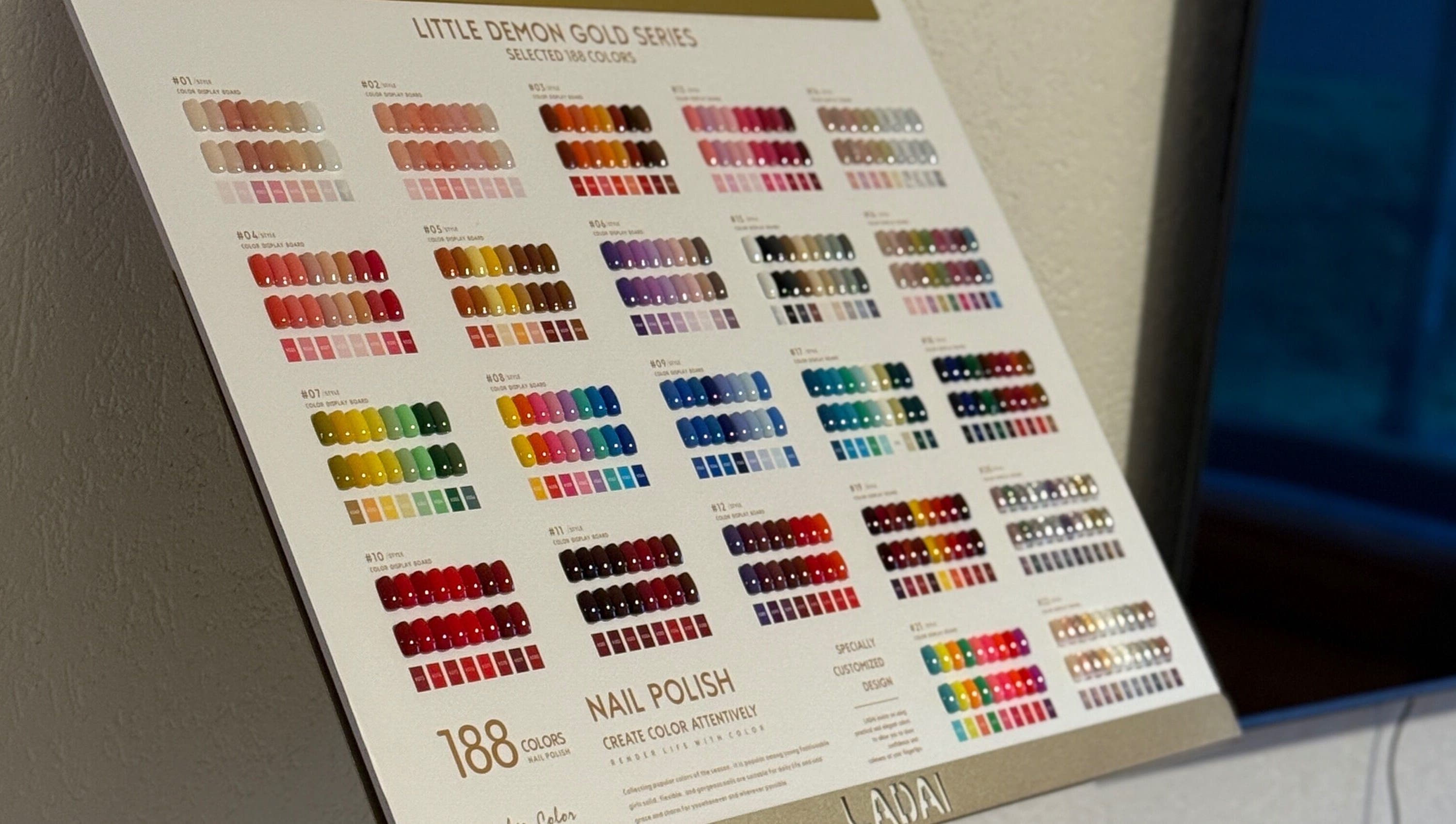 Kleurenkaart bij Pretty Nails in Zwolle, Overijssel, NL toont diverse nagellakkleuren.