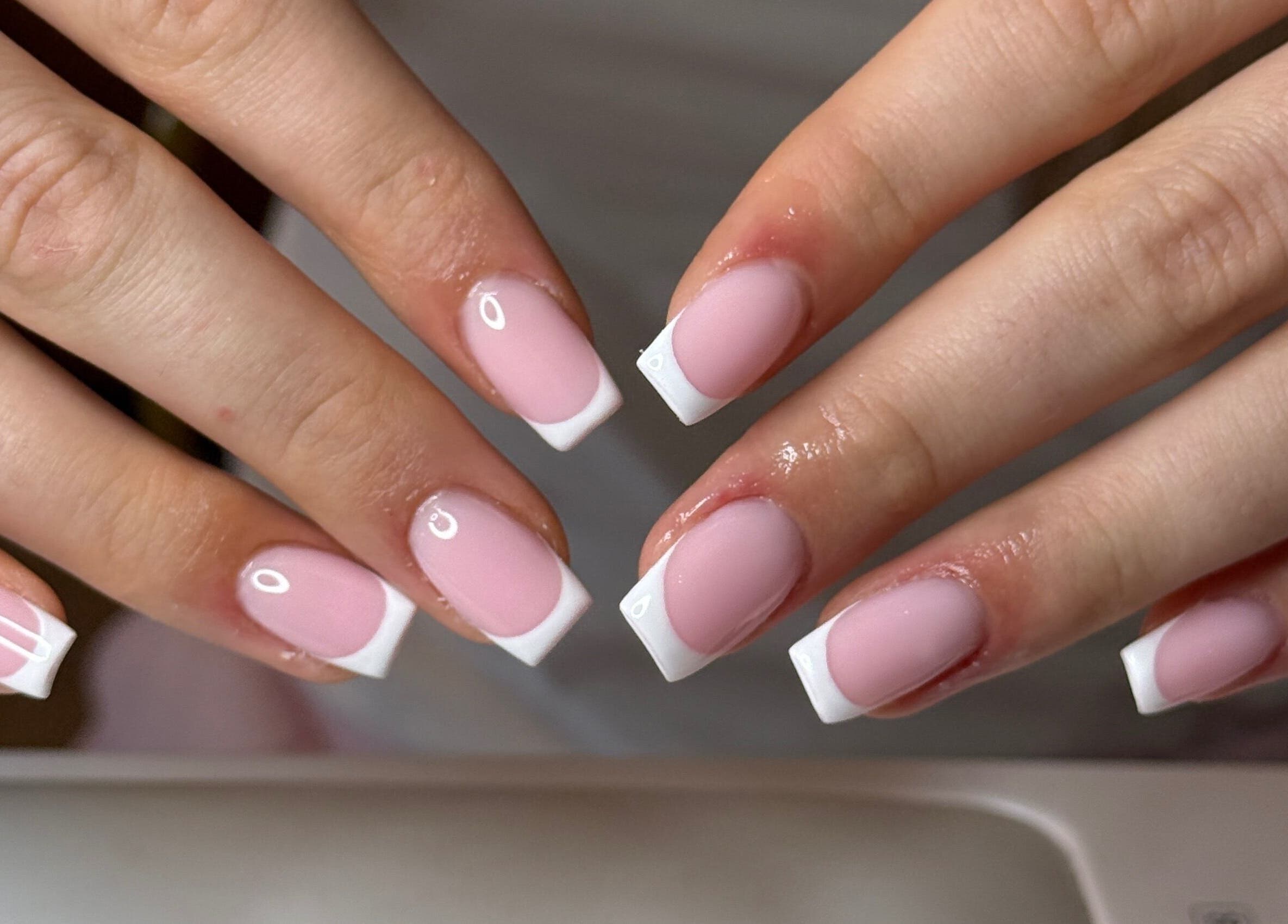 Franse manicure bij Pretty Nails, Zwolle, Overijssel, NL, met roze en witte nagels.
