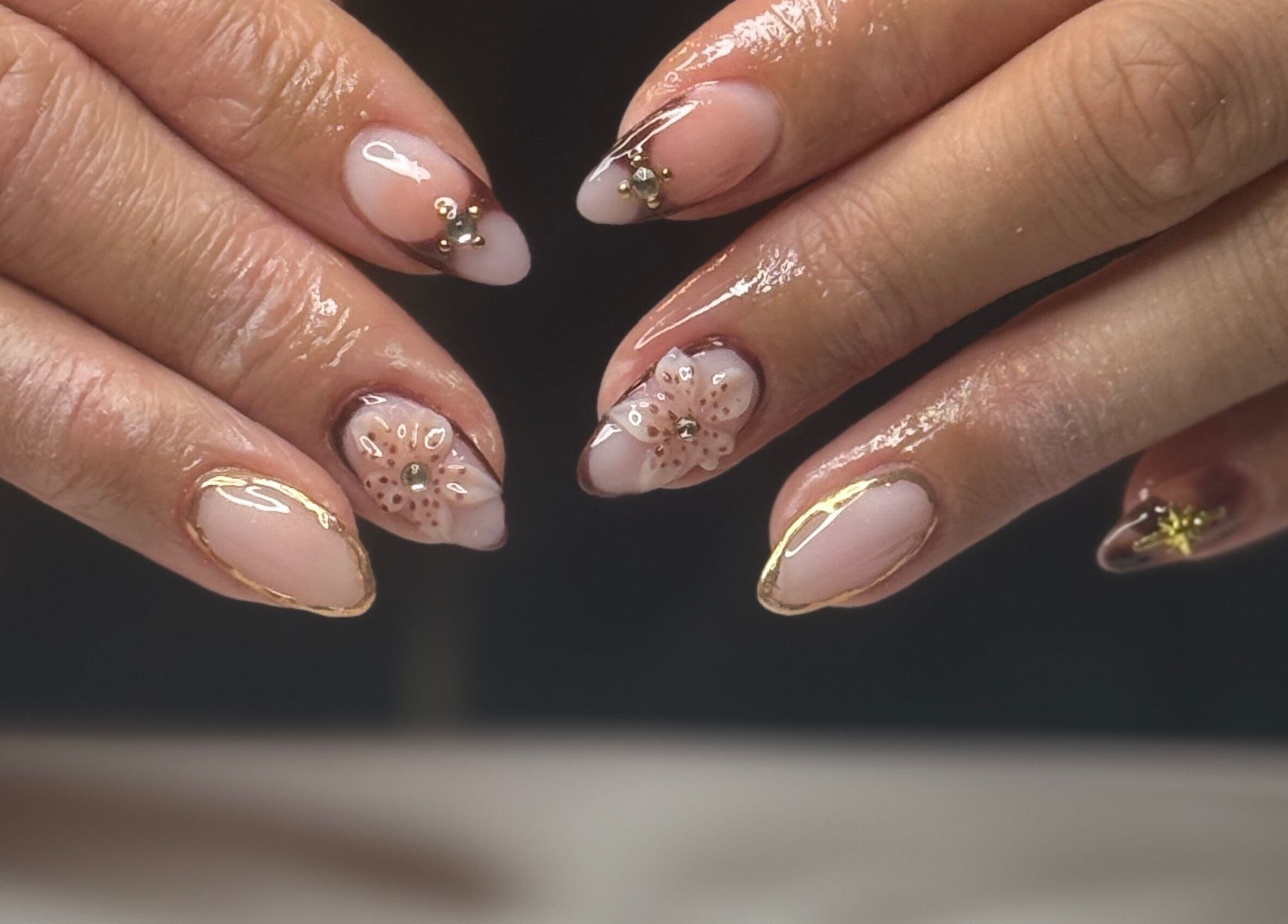 Artistieke nagelkunst bij Pretty Nails, Zwolle, Overijssel, NL met bloemendesign en glanzende afwerking.