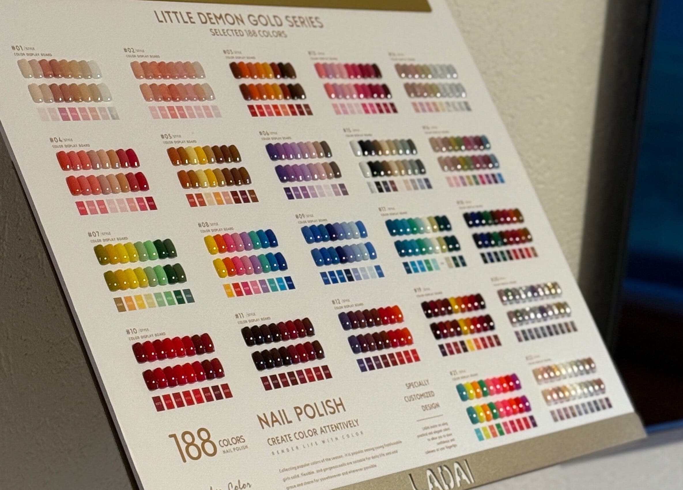 Kleurenkaart met 188 nagellakkleuren bij Pretty Nails, Zwolle, Overijssel, NL.