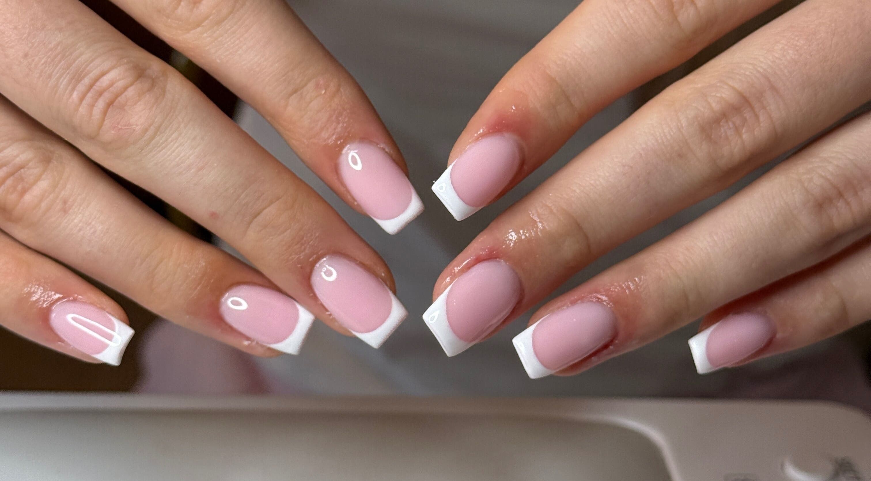 Elegante Franse manicure bij Pretty Nails in Zwolle, Overijssel, NL. Perfecte roze en witte nageltips.