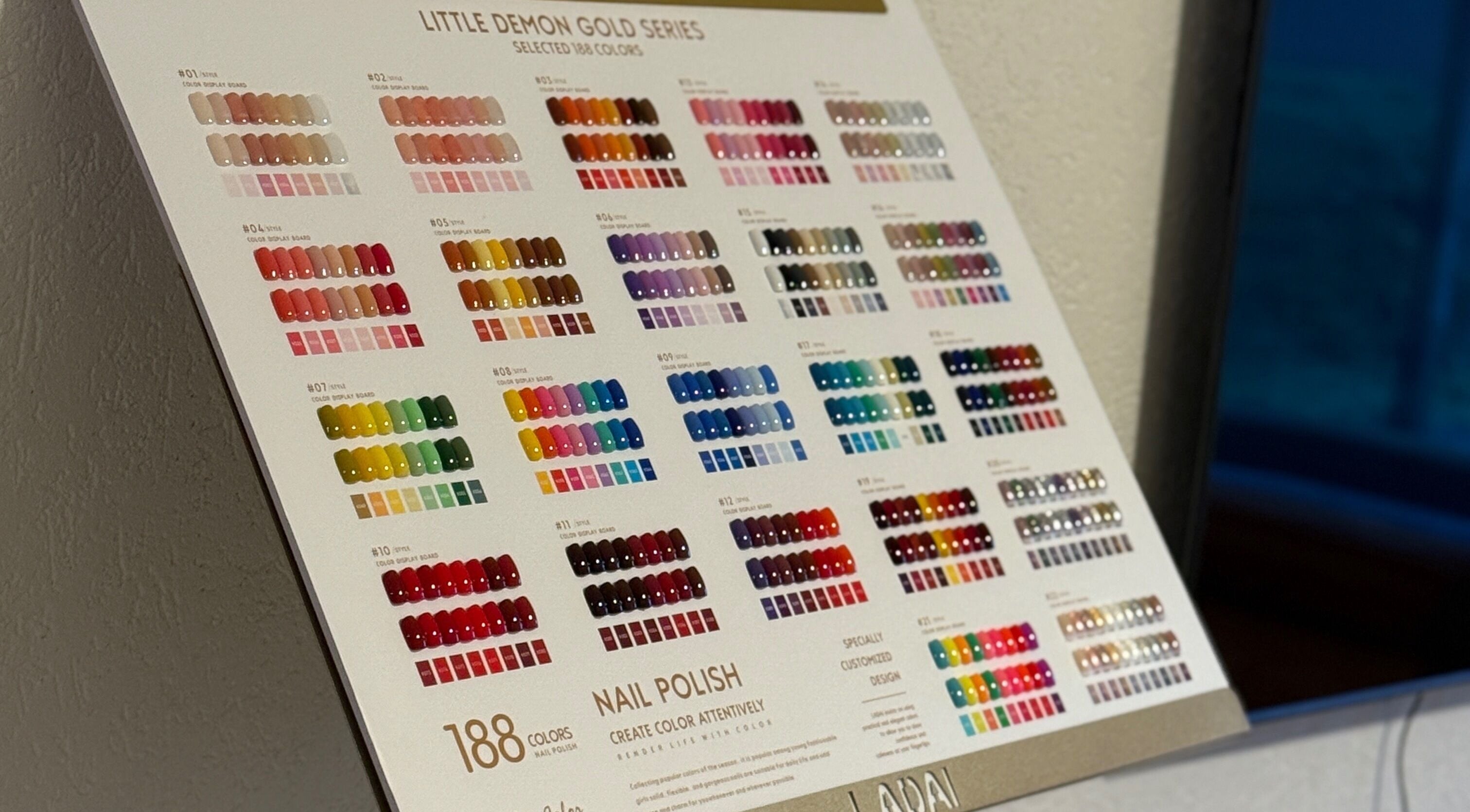 Nagellak kleurenkaart bij Pretty Nails in Zwolle, Overijssel, NL met een scala aan 188 levendige tinten.