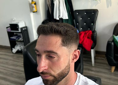 Corte de cabello moderno en Larioss Vip, Barranquilla, Atlántico, CO. Ambiente relajante y profesional.