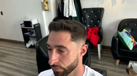 Corte de cabello moderno en Larioss Vip, Barranquilla, Atlántico, CO. Ambiente relajante y profesional.