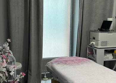 Nowoczesny pokój zabiegowy w GABINET MASAŻU I DEPILACJI LASEROWEJ by ALONA KHVOSTENKO, Gdańsk, Woj. Pomorskie, PL.