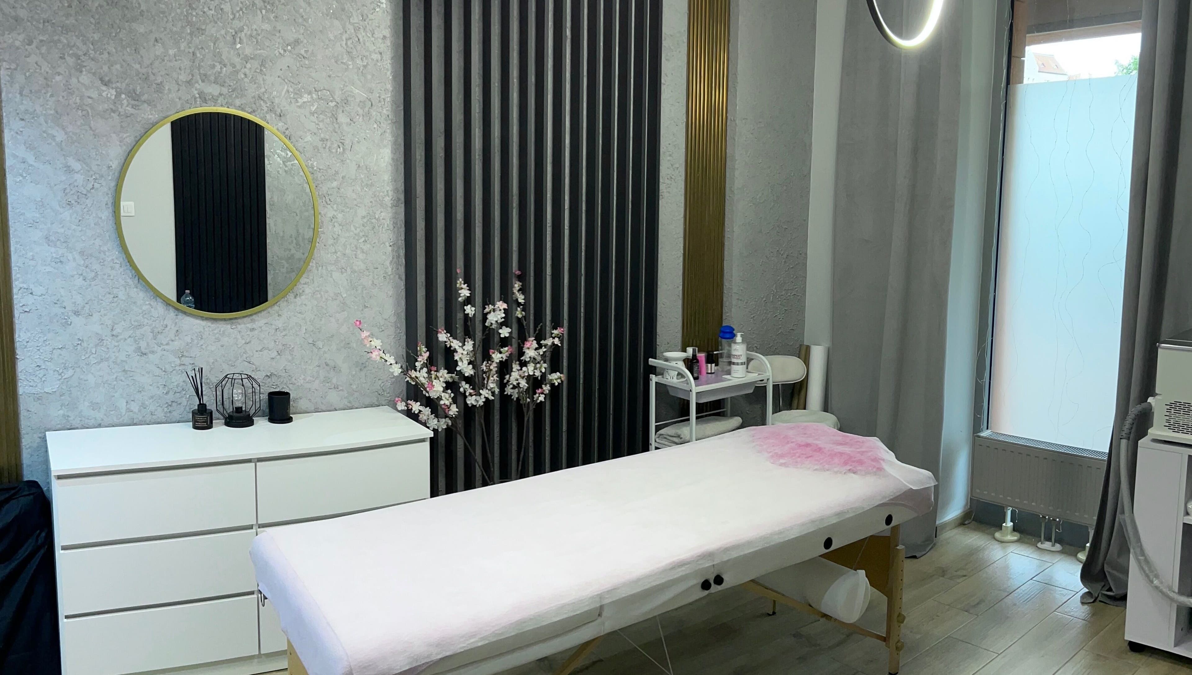 Nowoczesne wnętrze gabinetu masażu w GABINET MASAŻU I DEPILACJI LASEROWEJ by ALONA KHVOSTENKO, Gdańsk, Województwo Pomorskie, PL.