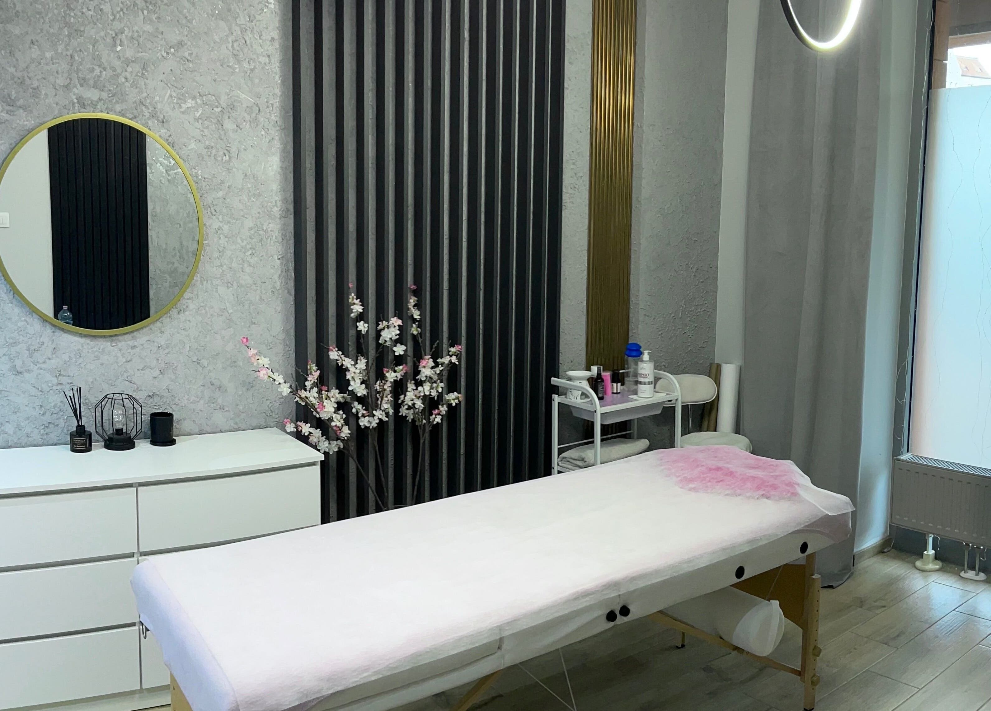 Nowoczesne wnętrze gabinetu masażu w GABINET MASAŻU I DEPILACJI LASEROWEJ by ALONA KHVOSTENKO, Gdańsk, Województwo Pomorskie, PL.