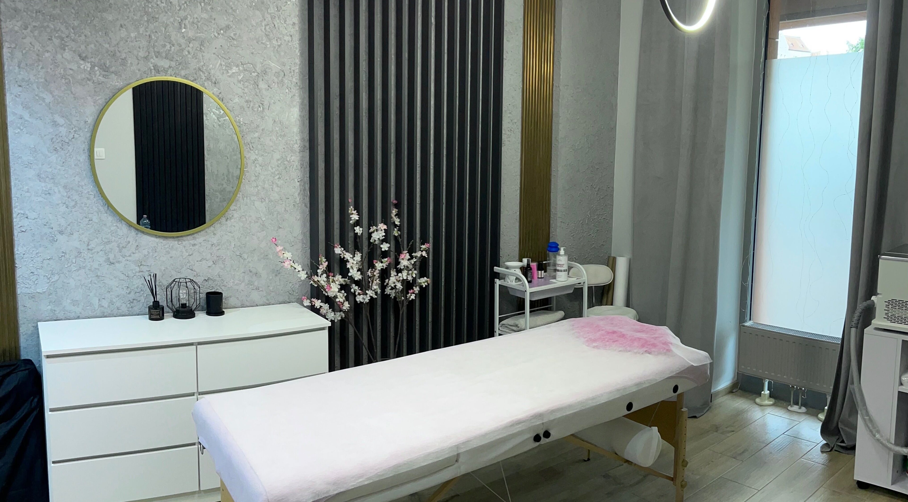 Nowoczesne wnętrze gabinetu masażu w GABINET MASAŻU I DEPILACJI LASEROWEJ by ALONA KHVOSTENKO, Gdańsk, Województwo Pomorskie, PL.