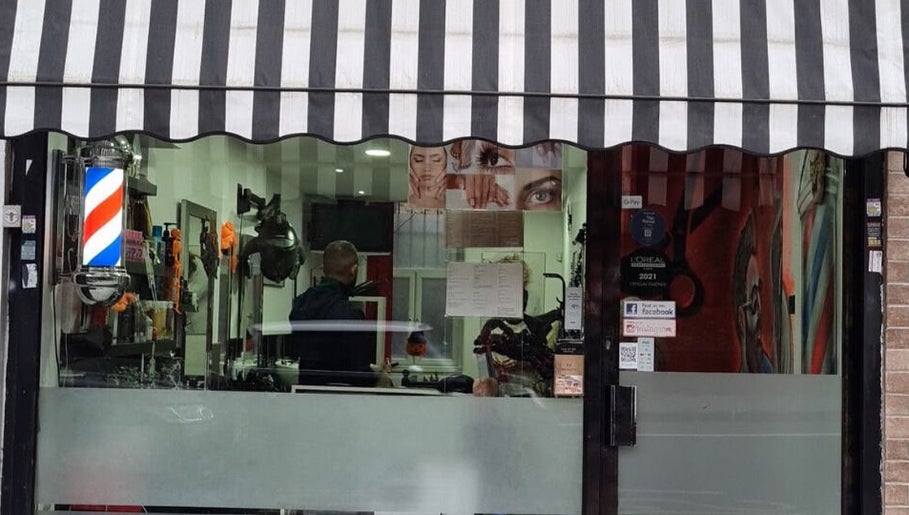 Exterior view of Saullo hairstylist in Londres, Inglaterra, GB showcasing a welcoming barber shop setup.