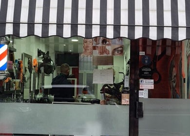 Exterior view of Saullo hairstylist in Londres, Inglaterra, GB showcasing a welcoming barber shop setup.
