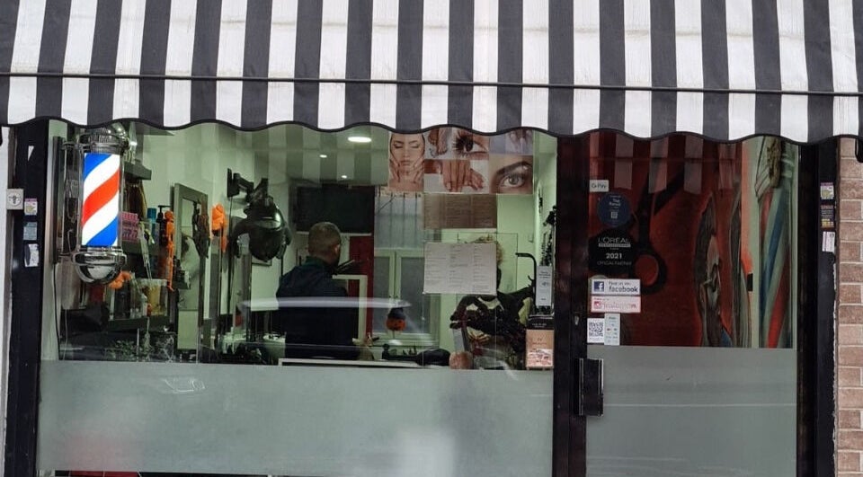 Exterior view of Saullo hairstylist in Londres, Inglaterra, GB showcasing a welcoming barber shop setup.