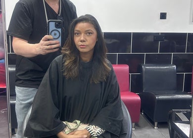 Client at Saullo hairstylist in Londres, Inglaterra, GB, with hairstylist capturing the fresh look.
