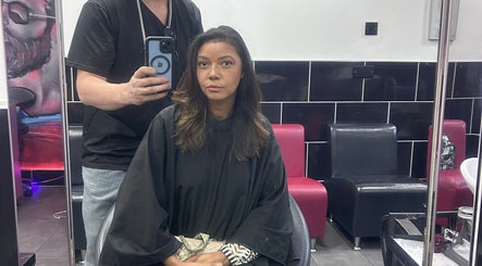 Client at Saullo hairstylist in Londres, Inglaterra, GB, with hairstylist capturing the fresh look.