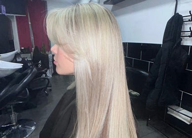 Client with sleek blonde hair at Saullo hairstylist, Londres, Inglaterra, GB.