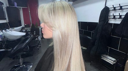 Client with sleek blonde hair at Saullo hairstylist, Londres, Inglaterra, GB.