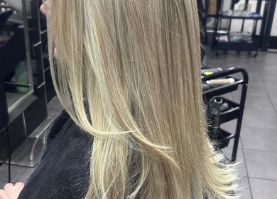 Blonde hairstyle showcased at Saullo hairstylist in Londres, Inglaterra, GB salon.