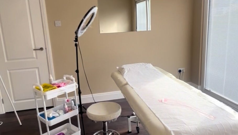 Amy Victoria Permanent Makeup imej 1