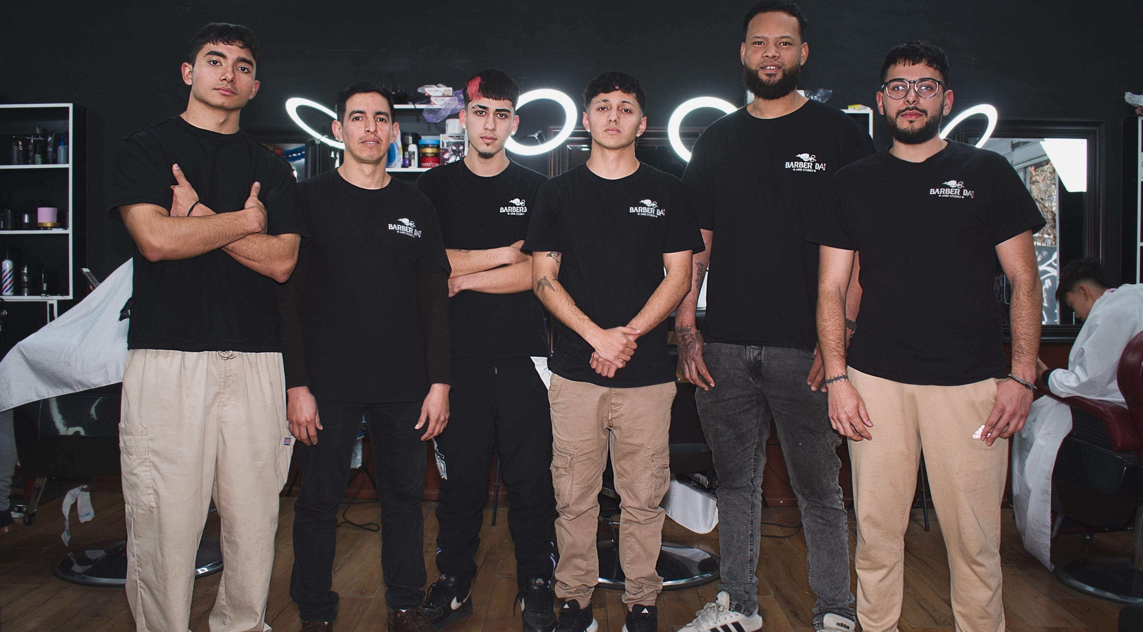 Equipo de Barbershop Dai Spa en Macul, Región Metropolitana, CL, listos para atender clientes.