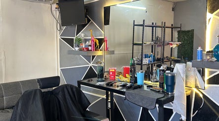 Interior moderno de Barbería Y Boutique Delicias en Delicias, MX con diseño geométrico y herramientas de peluquería.